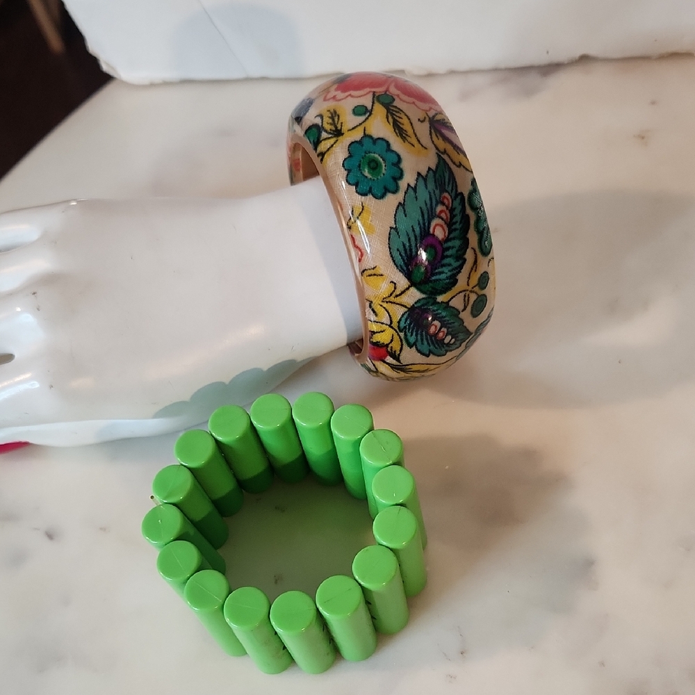Vintage | Floral Patterned Resin Bracelet with Green Tube  Stretch Bracelet